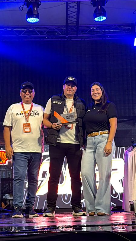 Representantes de RELY reciben en tarima el trofeo Concesionario con más ventas de la Expo Motor Táchira