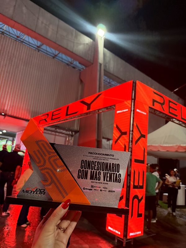 Trofeo de reconocimiento a RELY como concesionario con más ventas en la Expo Motor Táchira 2026
