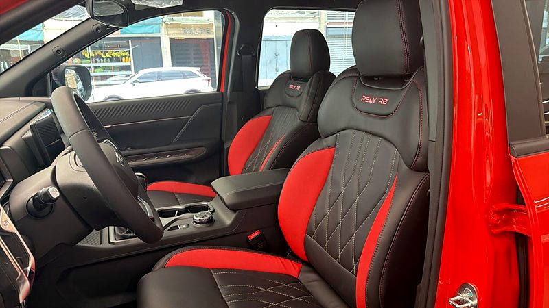 Asientos delanteros negro y rojo con el bordado RELY R8 en el respaldo