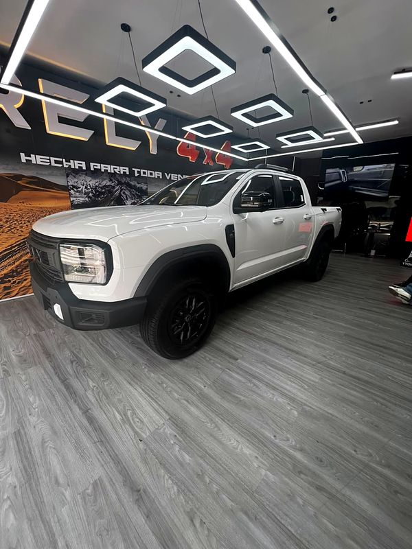 RELY R8 blanca en el showroom RELY 4x4 con el letrero Hecha para toda Venezuela