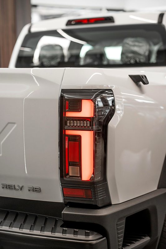 Stop trasero LED de la RELY R8 blanca con las letras RELY R8 en la compuerta
