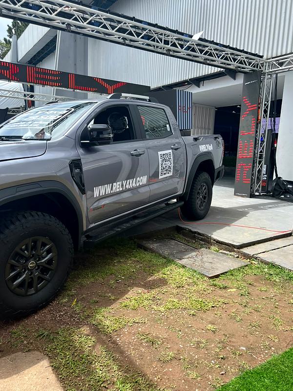 RELY R8 gris con código QR y rotulado rely4x4.com en el stand de la Expo Motor Táchira