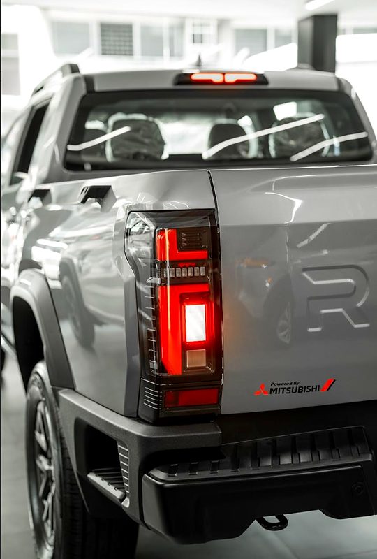 Parte trasera de la RELY R8 gris con stop LED y la insignia Powered by Mitsubishi