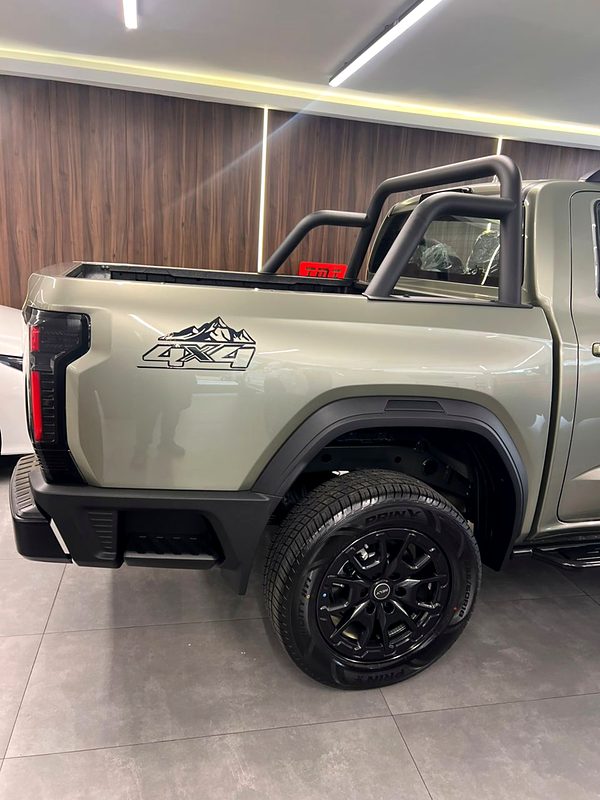 Parte trasera de la RELY R8 Limited verde caqui con barra antivuelco y gráfica 4x4