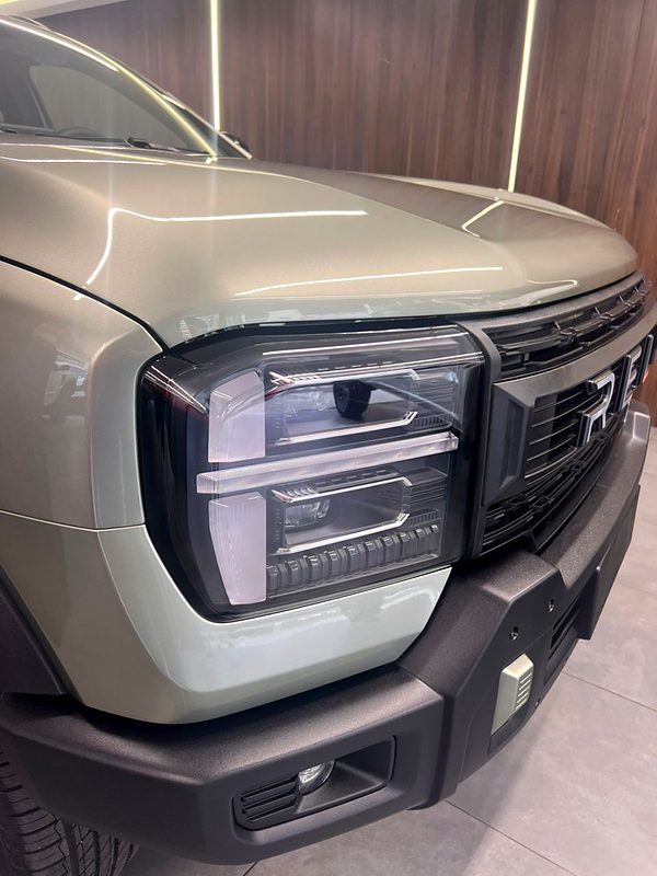 Faro delantero LED y parrilla de la RELY R8 Limited color verde caqui en el showroom