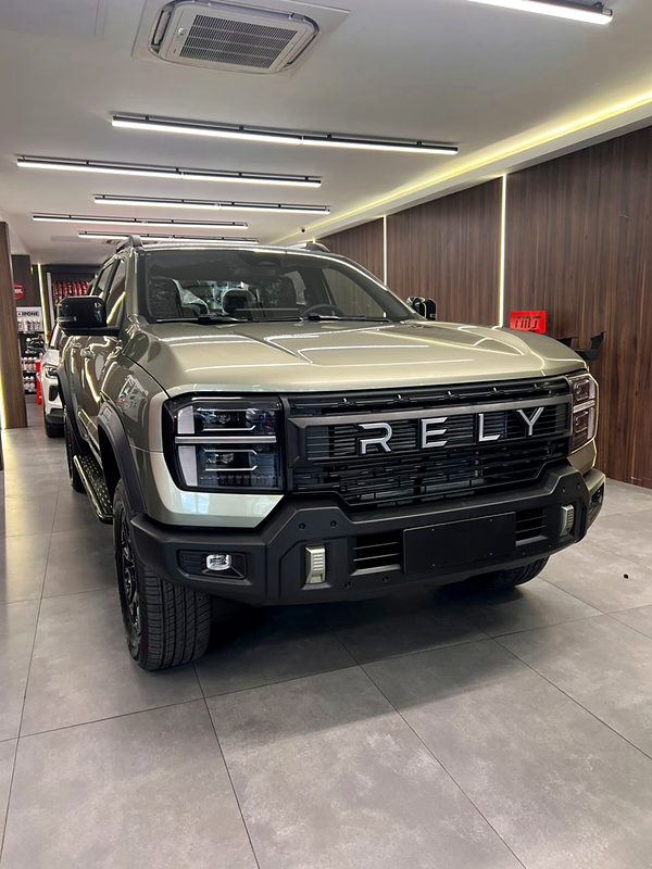 RELY R8 Limited color verde caqui de frente en el showroom de RELY en Caracas