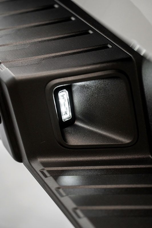 Luz LED de la placa trasera de la RELY R8 integrada en el parachoques