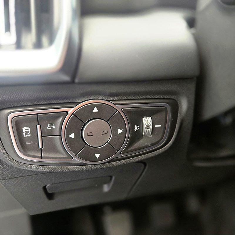 Panel de la RELY R8 con el mando de retrovisores eléctricos y la regulación de altura de los faros