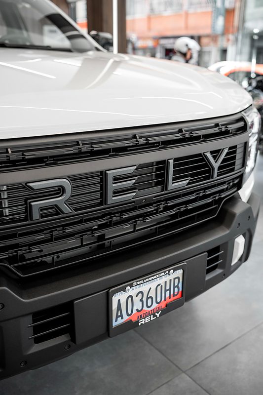 Parrilla frontal de la RELY R8 blanca con las letras RELY en relieve