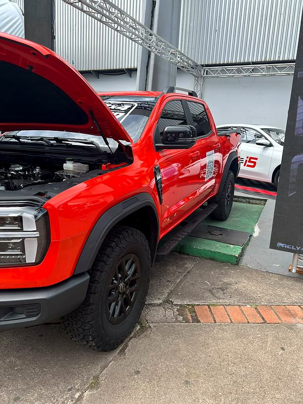 RELY R8 roja con el capó abierto en el stand de la Expo Motor Táchira 2026