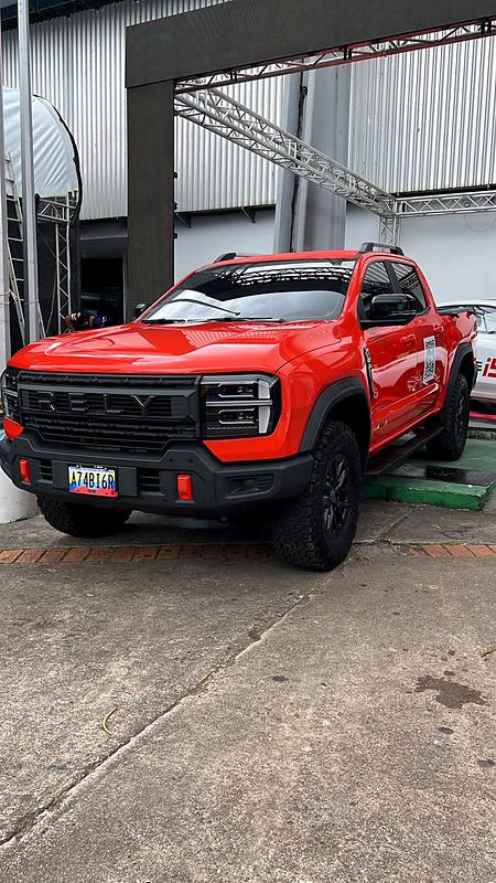 RELY R8 roja de frente en el stand de RELY de la Expo Motor Táchira 2026