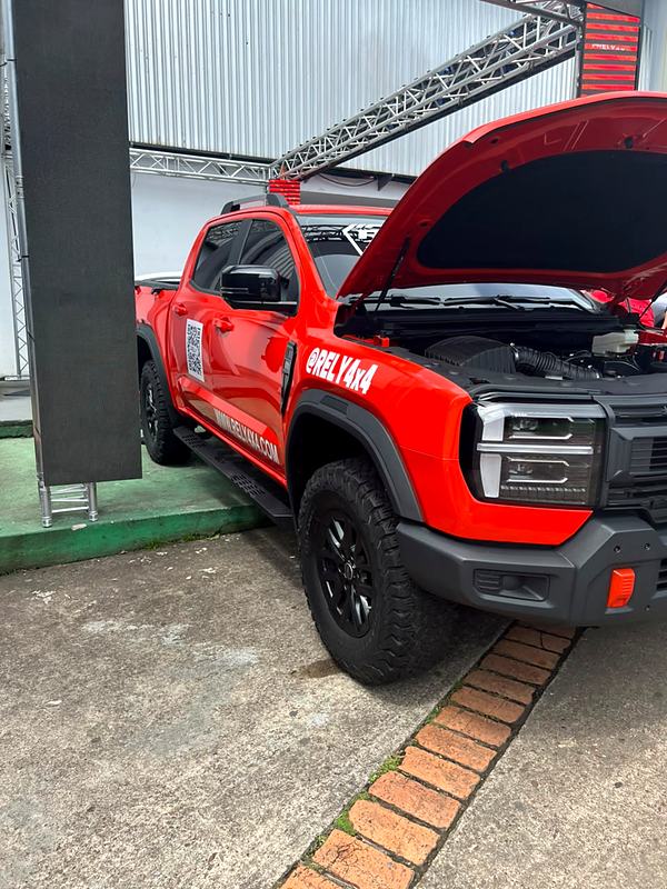RELY R8 roja de lado con el capó abierto en el stand de la Expo Motor Táchira