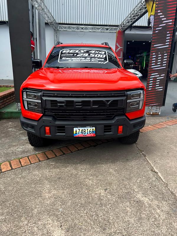 RELY R8 roja en el stand de la Expo Motor Táchira con el letrero RELY 4x4 desde $29.500