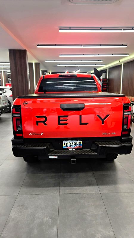 RELY R8 roja vista desde atrás con cubrepick y letras RELY en la compuerta