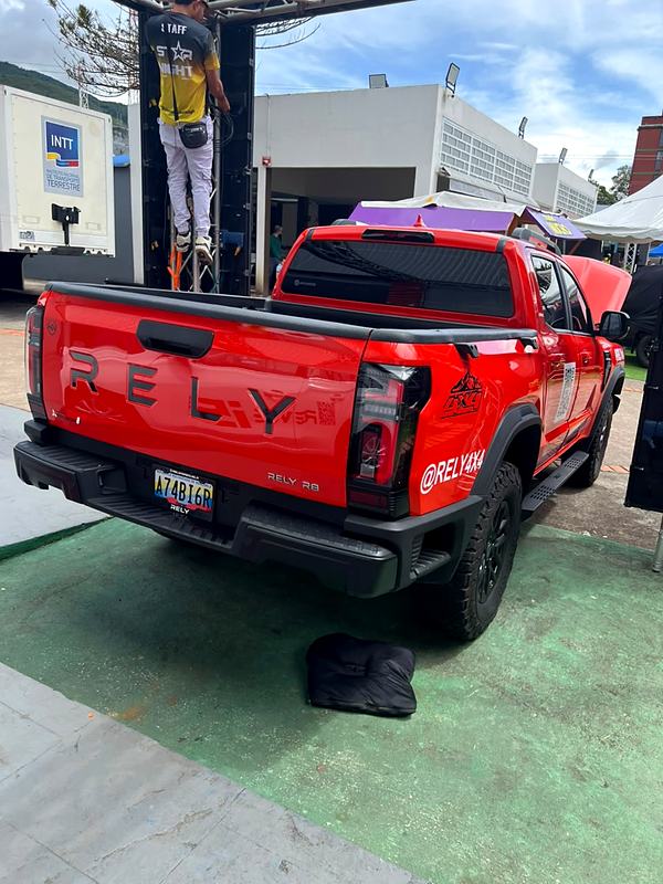 RELY R8 roja vista desde atrás con letras RELY en la compuerta en la Expo Motor Táchira
