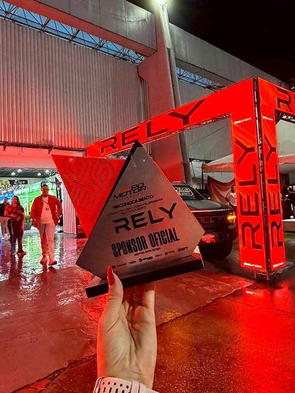 Trofeo RELY Sponsor Oficial de la Expo Motor Táchira con el arco LED de RELY al fondo
