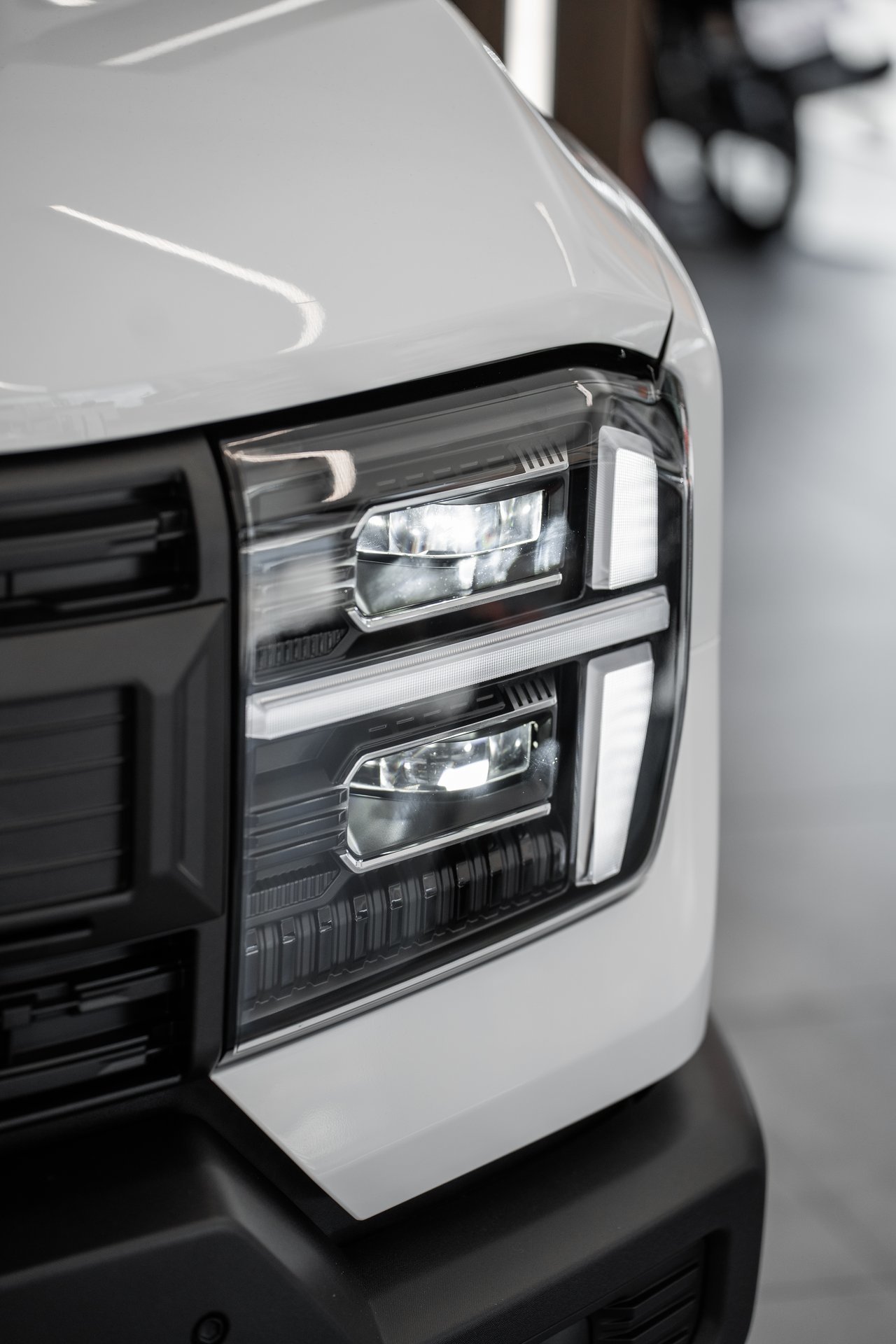 Rely R8 Blanca Emblema Lateral