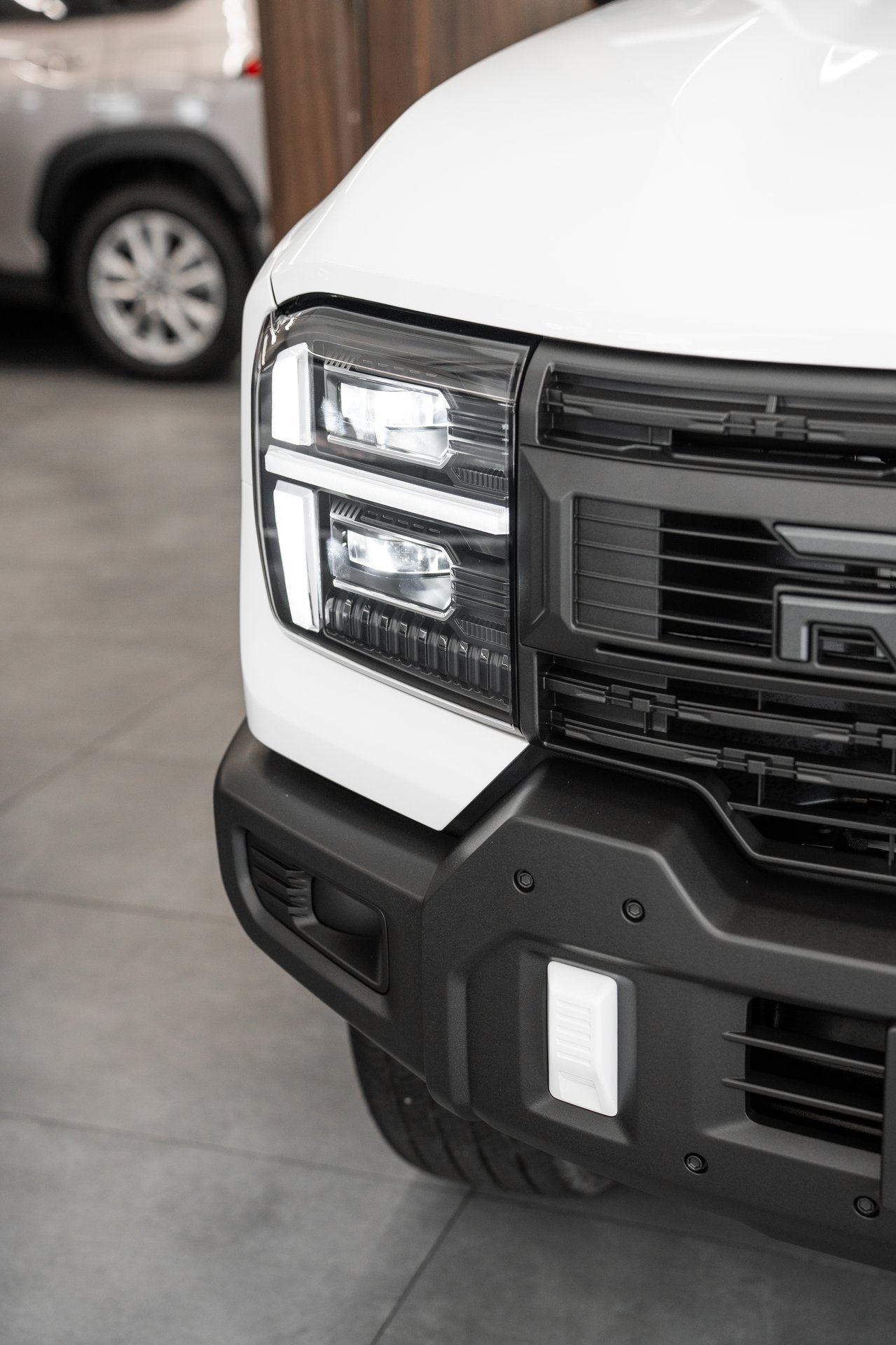 Rely R8 Blanca Faro Detalle