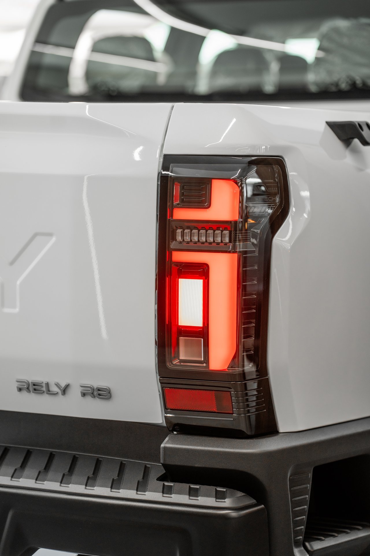 Rely R8 Blanca Lateral Completa