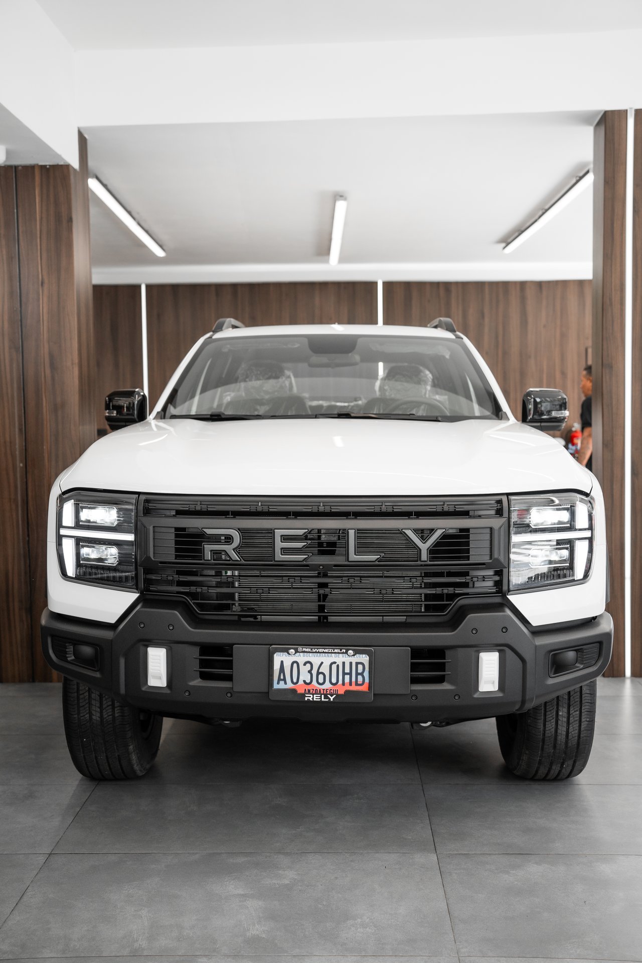 Rely R8 Blanca Lateral Detalle