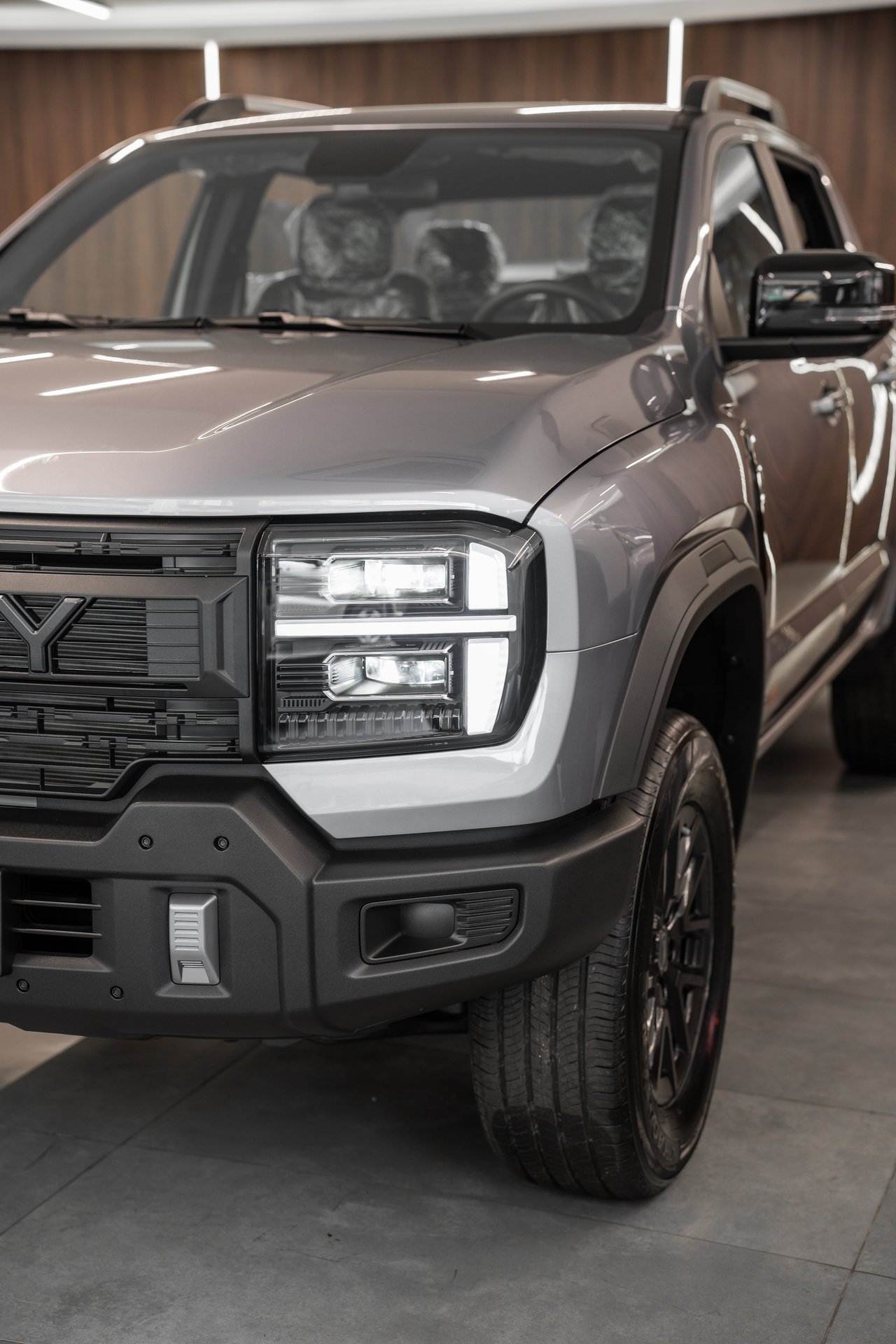 Rely R8 Gris Logo Trasero