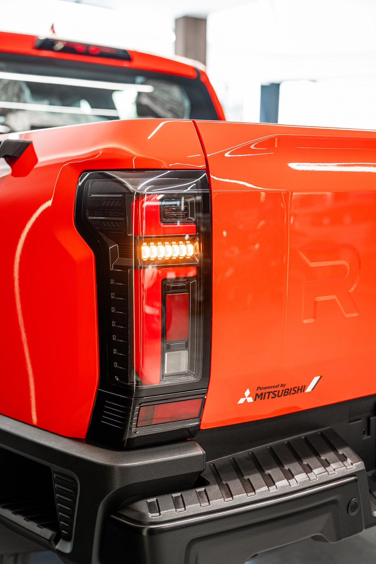 Rely R8 Naranja 3 Cuartos Trasera