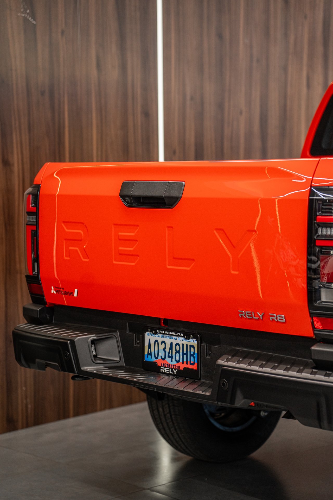 Rely R8 Naranja Showroom Lateral