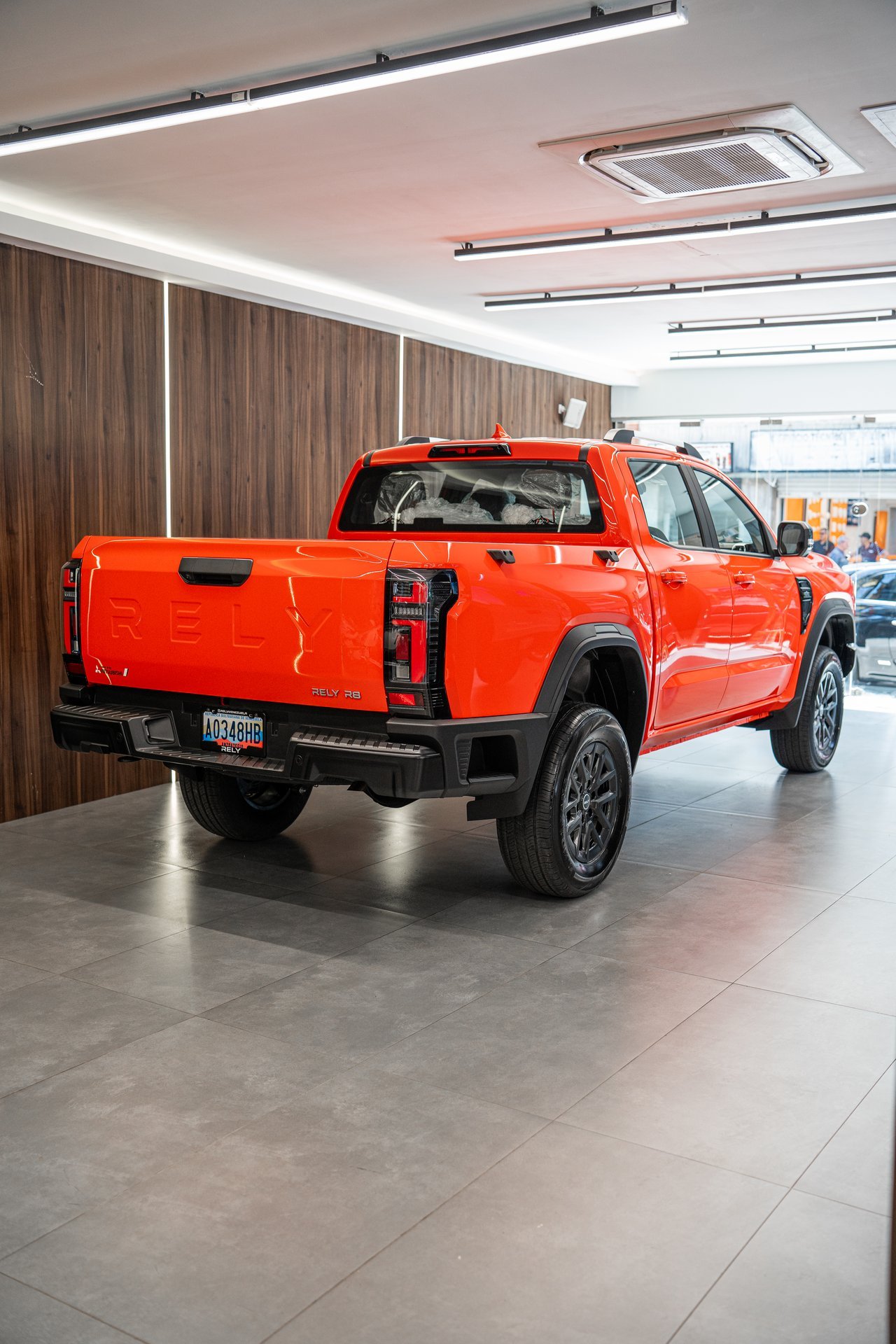 Rely R8 Naranja Showroom Trasera