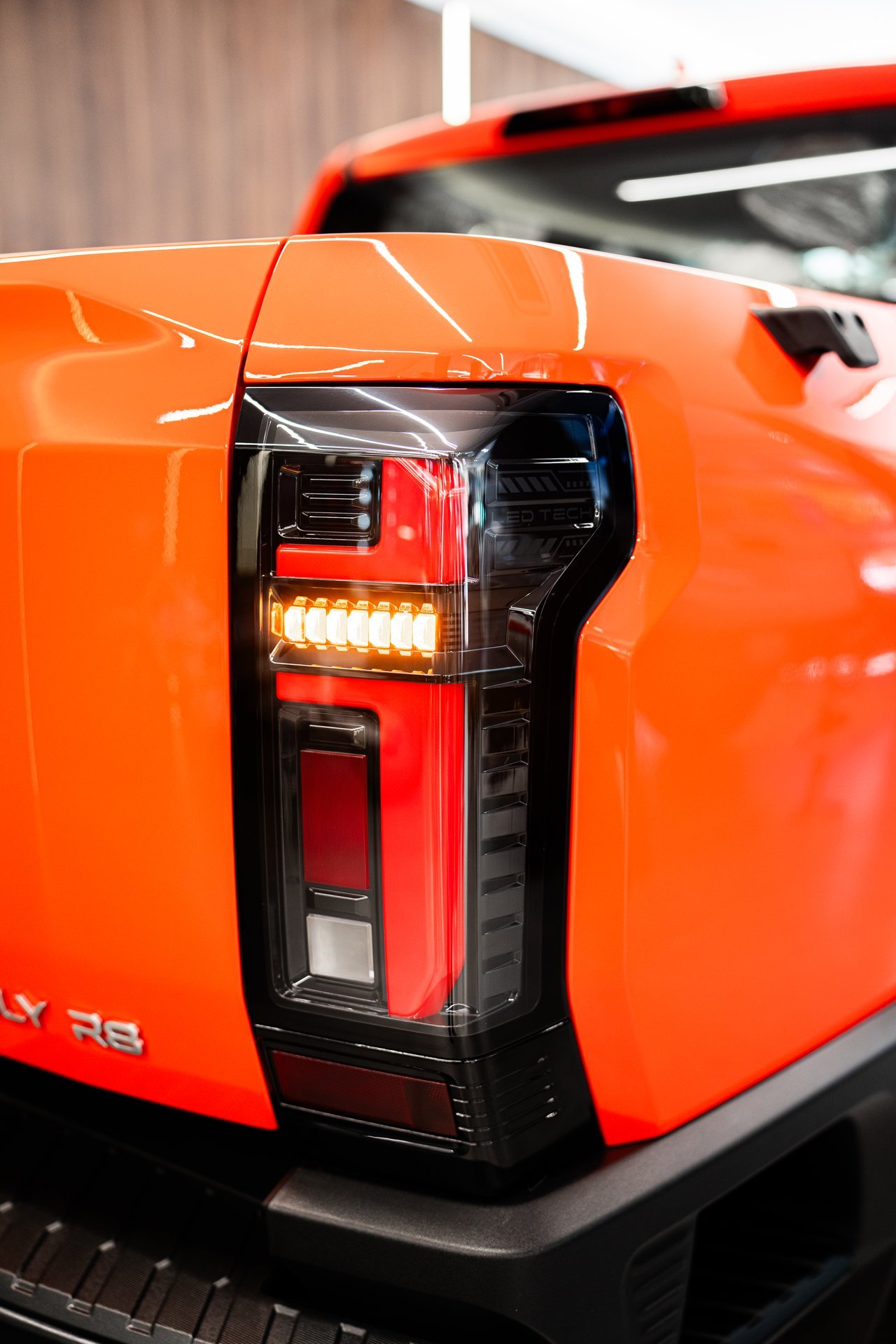 Rely R8 Naranja Trasera Logo