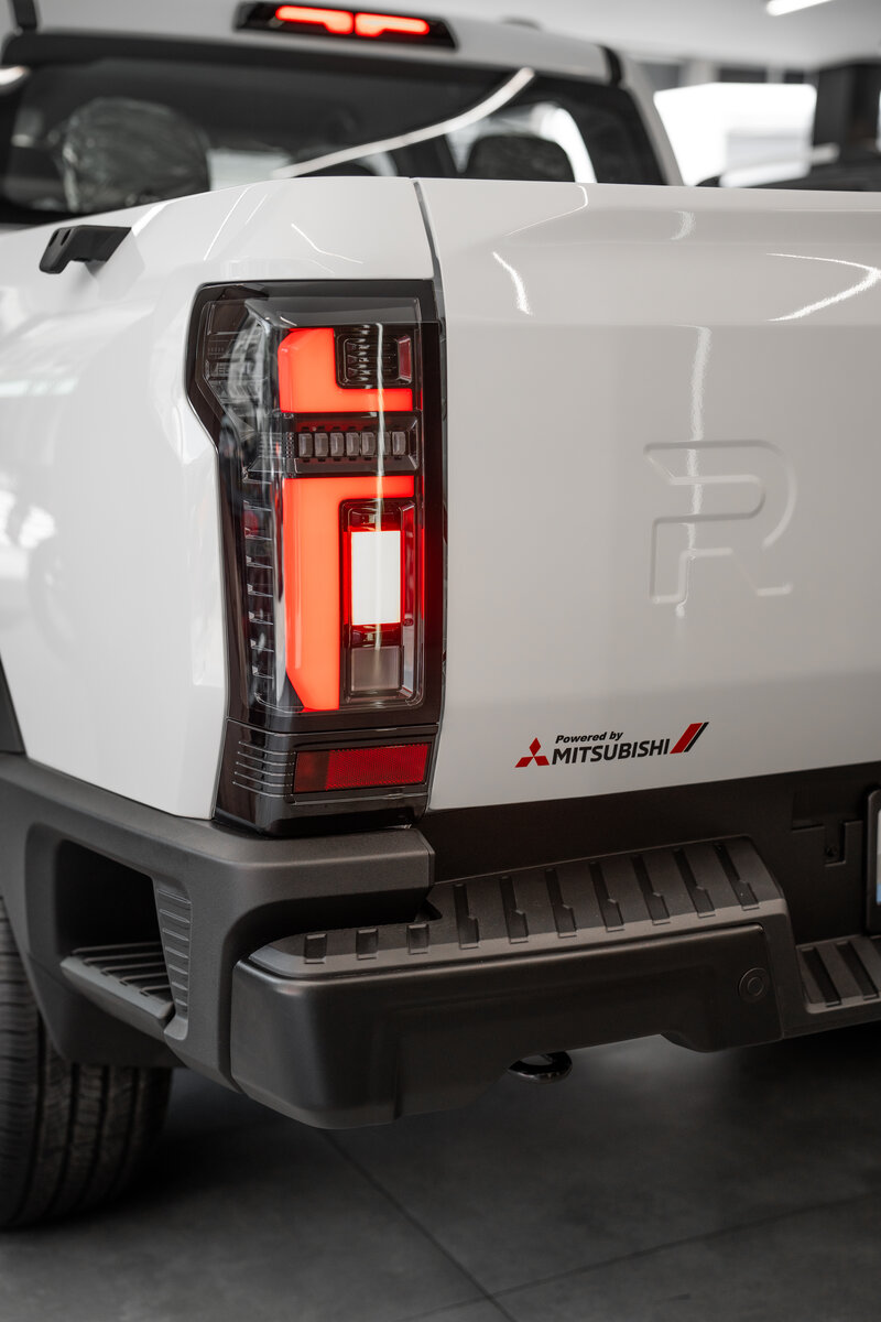 RELY R8 Confort blanca cajon de carga con calavera y emblema mitsubishi - pickup 4x4 doble cabina en Venezuela RELY R8 Confort blanca cajon de carga con calavera y emblema mitsubishi - pickup 4x4 doble cabina en Venezuela