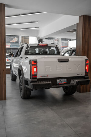 RELY R8 blanca capot abierto 4x4 - pickup 4x4 doble cabina en Venezuela