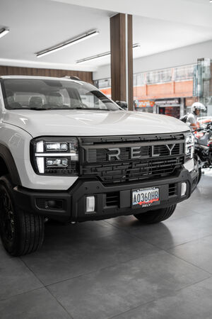 RELY R8 blanca detalle batea 4x4 - pickup 4x4 doble cabina en Venezuela