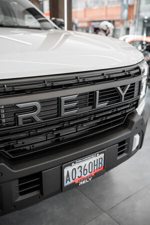 RELY R8 blanca detalle de parrilla rely con placa - pickup 4x4 doble cabina en Venezuela