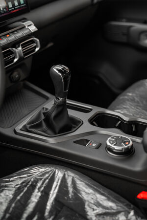 RELY R8 blanca detalle emblema 4x4 - pickup 4x4 doble cabina en Venezuela