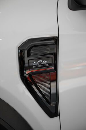 RELY R8 blanca detalle parrilla 4x4 - pickup 4x4 doble cabina en Venezuela