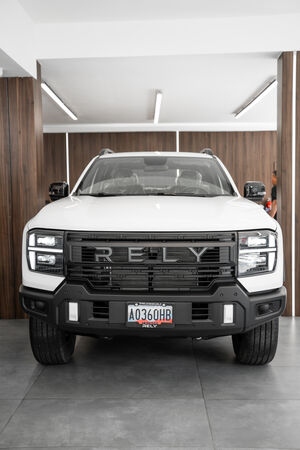 RELY R8 blanca lateral derecha 4x4 - pickup 4x4 doble cabina en Venezuela