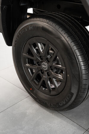 RELY R8 blanca rueda trasera con rin negro - pickup 4x4 doble cabina en Venezuela