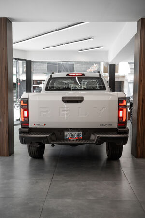 RELY R8 blanca trasera completa en showroom pickup 4x4 doble cabina - pickup 4x4 doble cabina en Venezuela