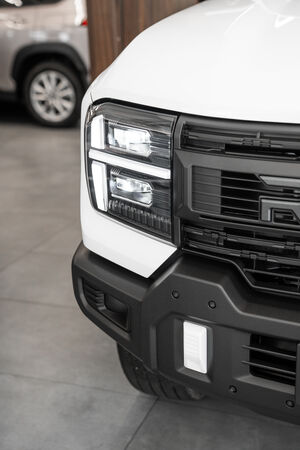 RELY R8 blanca tres cuartos trasero 4x4 - pickup 4x4 doble cabina en Venezuela
