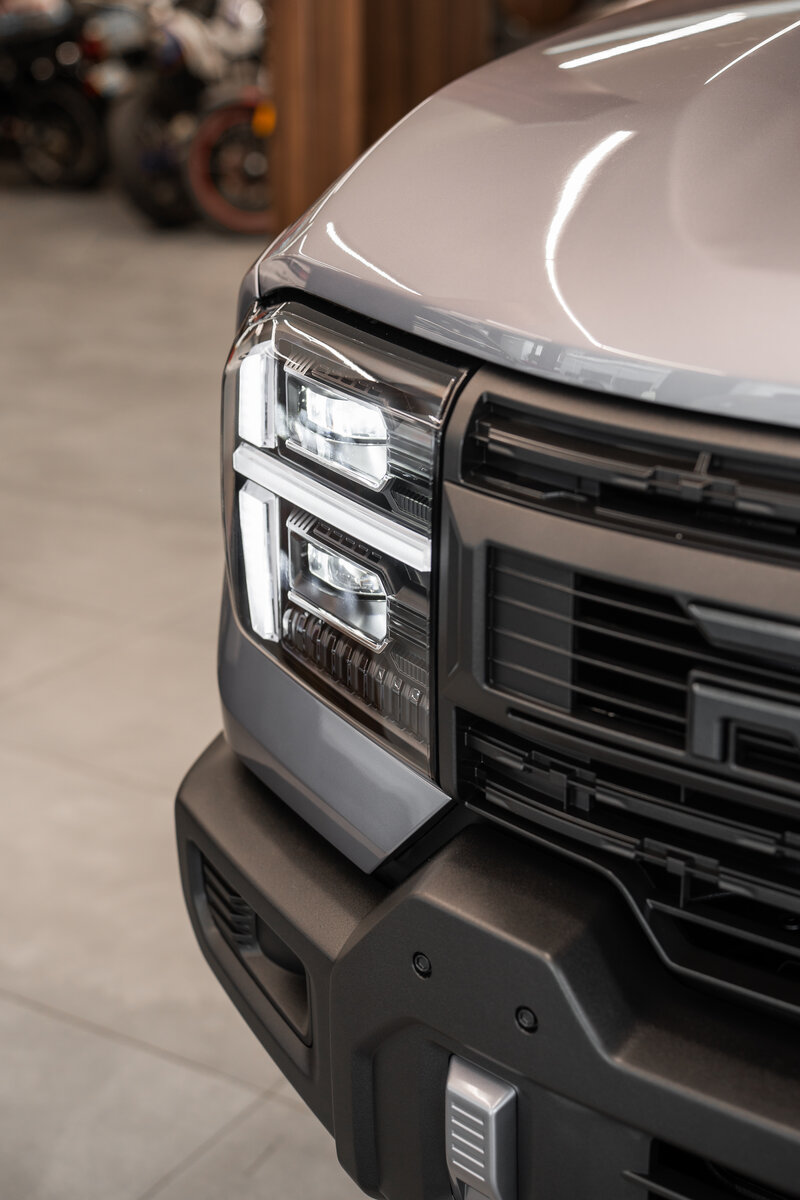 RELY R8 Gris - Faro LED Detalle