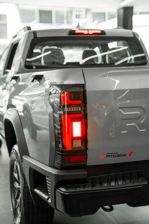RELY R8 gris calavera trasera y emblema mitsubishi - pickup 4x4 doble cabina en Venezuela