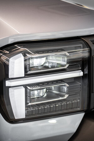 RELY R8 gris detalle de faros led - pickup 4x4 doble cabina en Venezuela