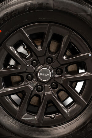 RELY R8 gris rin de aleacion con logo rely - pickup 4x4 doble cabina en Venezuela