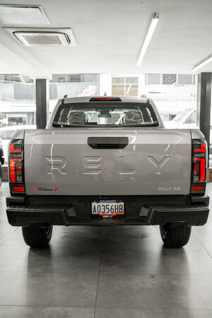 RELY R8 gris showroom tres cuartos 4x4 - pickup 4x4 doble cabina en Venezuela