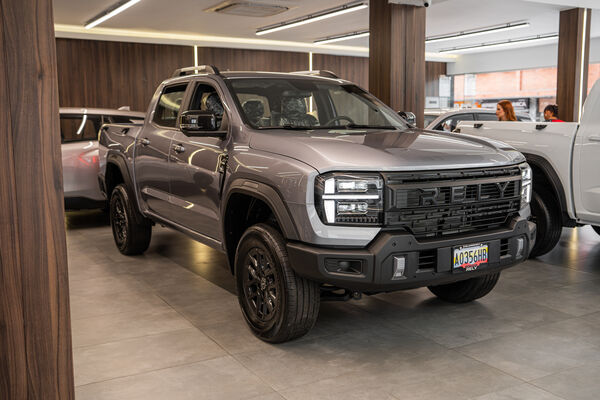 RELY R8 gris tres cuartos frontal en showroom pickup 4x4 doble cabina - pickup 4x4 doble cabina en Venezuela