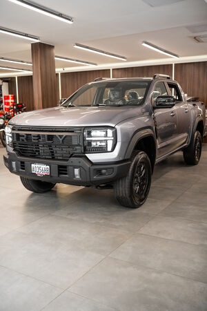 RELY R8 gris tres cuartos frontal pickup 4x4 doble cabina - pickup 4x4 doble cabina en Venezuela