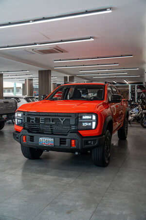 RELY R8 naranja capot abierto 4x4 - pickup 4x4 doble cabina en Venezuela