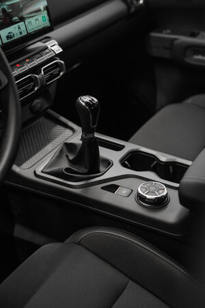 RELY R8 naranja detalle emblema 4x4 - pickup 4x4 doble cabina en Venezuela