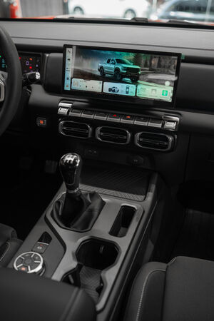 RELY R8 naranja showroom lateral 4x4 - pickup 4x4 doble cabina en Venezuela
