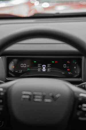 RELY R8 naranja showroom tres cuartos 4x4 - pickup 4x4 doble cabina en Venezuela
